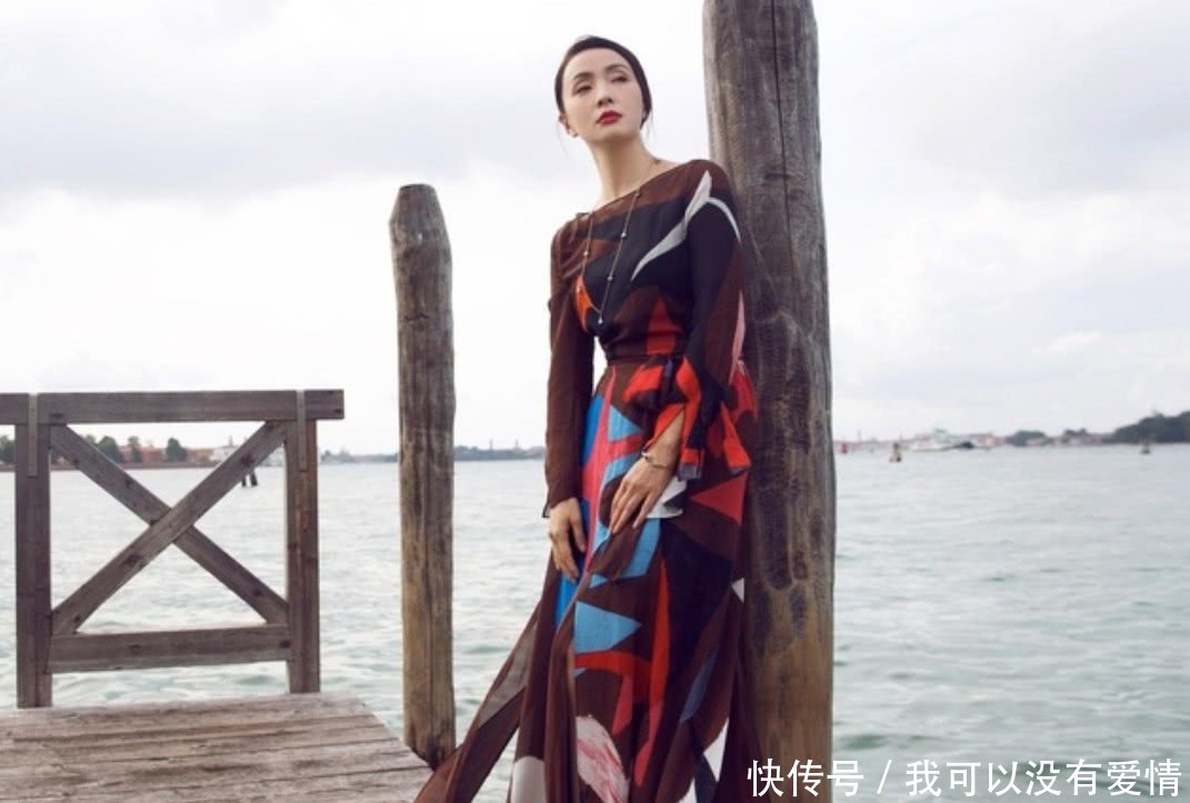 还是陶虹厉害，直接从裙子上撕一块布当腰带系，意外很有品位！