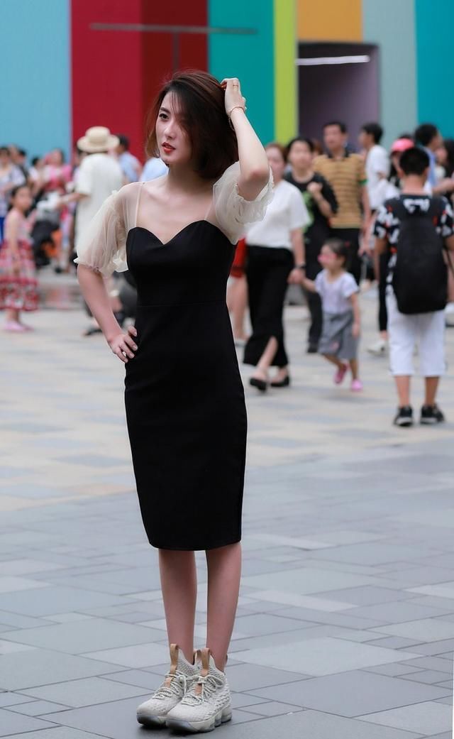 路人街拍，图一小姐姐身穿藕粉色的连体裤，大秀美腿，漂亮极了