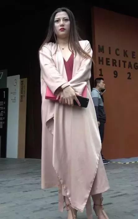 长款连衣包臀裙搭配咖色高跟鞋，豪放不羁霸气十足