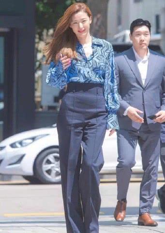 同是辣妈，杨幂全智贤撞衫气质完全不同，网友：不愧是带货女王