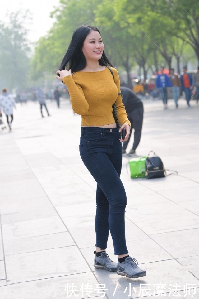  位小姐姐：路人街拍，美女穿白色的修身背心，很是吸睛呢