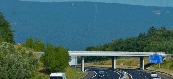  「夜晚」夜晚高速开车用近光灯是错的？交警：直错到离谱，谁教