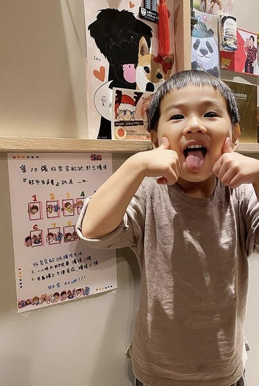 「生日」Ella一家三口为儿子庆3岁生日，蛋糕尺寸太迷你，1米9老公会撒娇