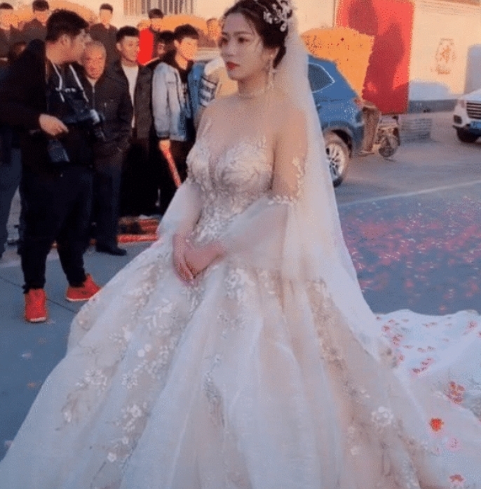 位新娘子|抖音“最洋气新娘”火了,穿“无痕暗纹婚纱”引关注,网友:羡慕新郎!