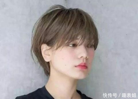  「气质」中年女性过年烫这些发型才显年轻，气质