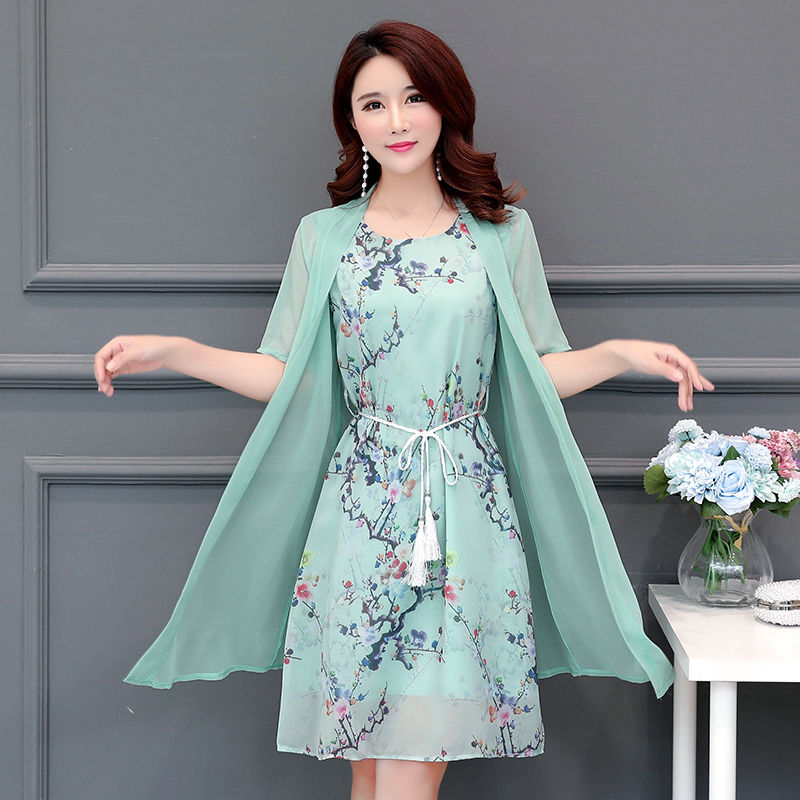 姑娘，今年流行穿这样的连衣裙，吸睛时尚又洋气，轻松穿出女神范