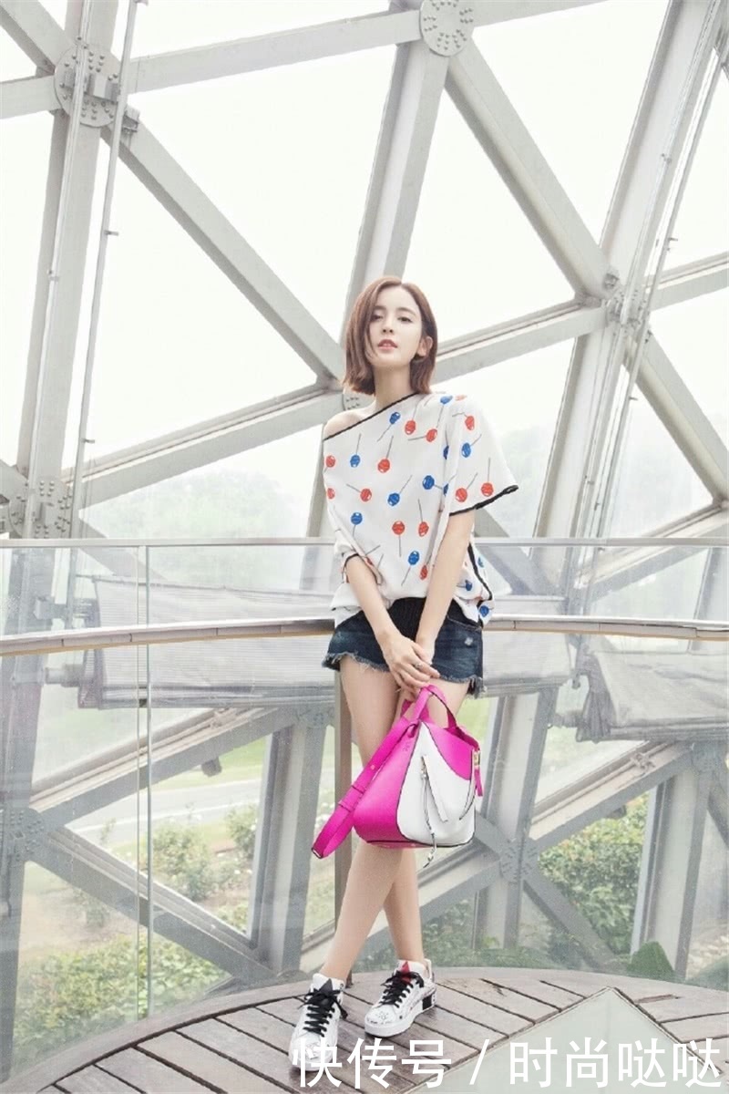 古力娜扎还真是会搭，高跟鞋配运动袜居然不丑，网友：气质很关键