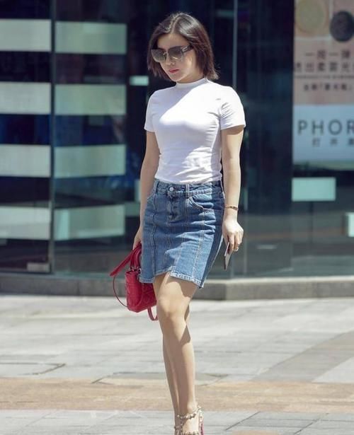  光亮：街拍：小姐姐柔美的丝质上衣搭配光亮的裙子，轻松打造出曼妙身姿