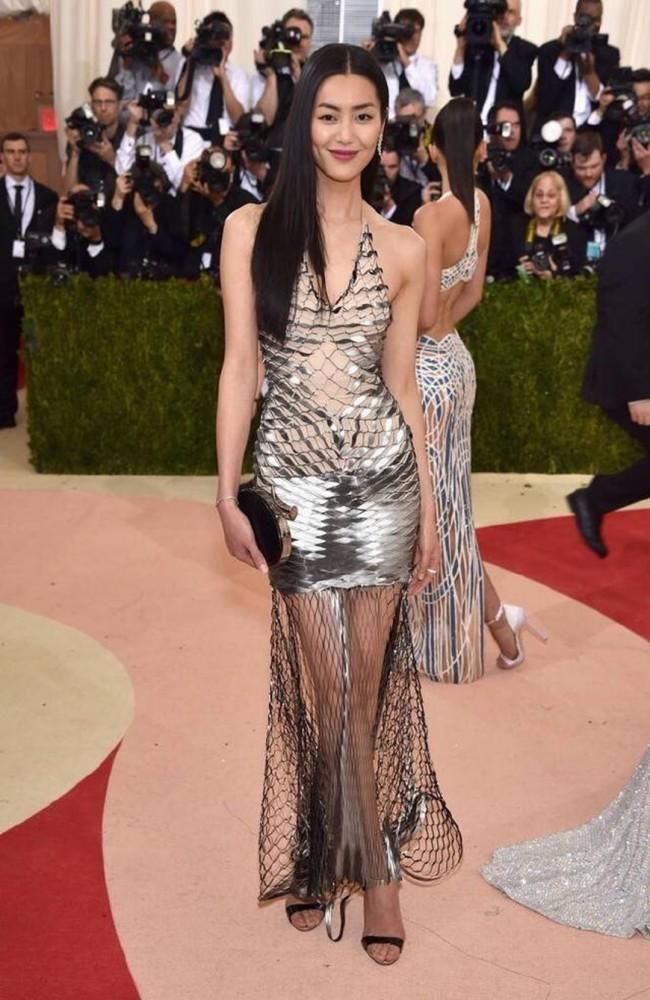 她是享誉国际的超模,不光有让人羡的身材,衣品更是美的没话说!