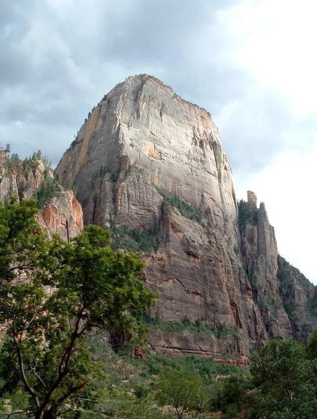 世界上最大的三块岩石！最大的简直就是一座山了