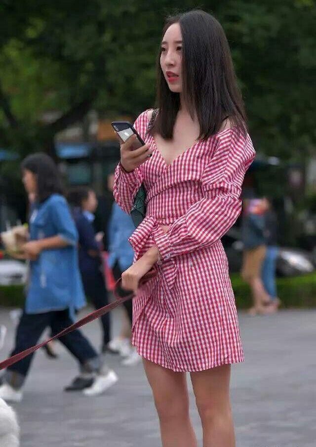 街拍:图二性感黑蕾丝网袜，假如图五邀请你吃饭你敢去吗?