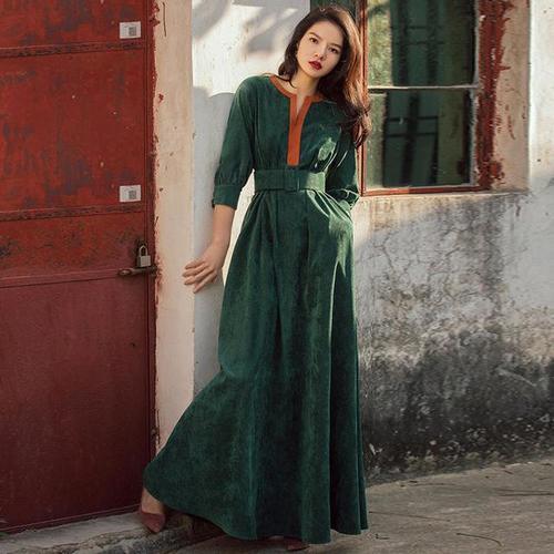 灯芯绒连衣裙配高跟鞋，穿出时尚复古范儿