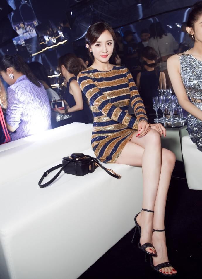 杨幂衣服都不穿重复的，可鞋子换过去换过来，就这么一个款式!