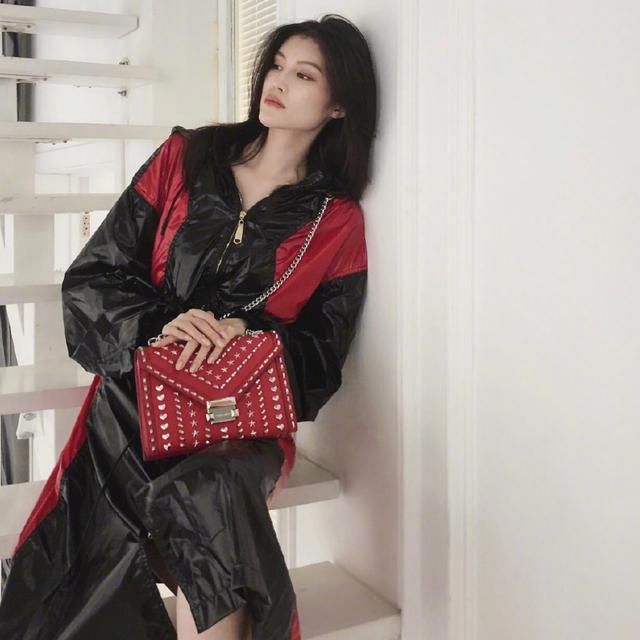 何穗身穿黑色吊带裙现身维密面试，气质十足，网友：仙姑白到发光