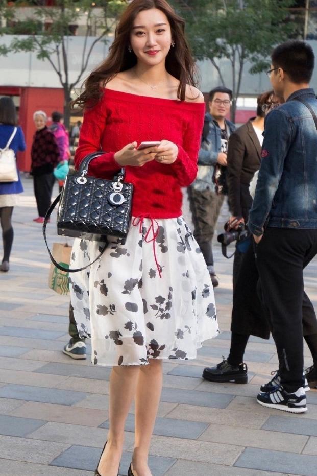 街拍：街头高颜值的小姐姐，个性时尚的穿搭，女神范儿十足！