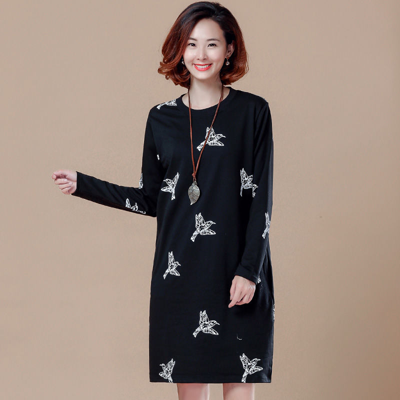 女人不能亏待自己，这洋气的卫衣裙，一件才一百多，超仙