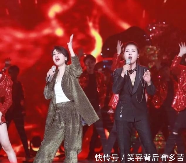  「显腿短」毛阿敏罕见现身机场，穿陶瓷衬衫配五分裤亮相，57岁素颜也不见老