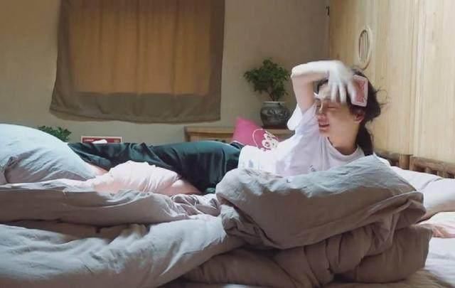 baby玩手机遭刘纯燕打脸？想吃爆米花却被抓包假吃，网友：演技棒