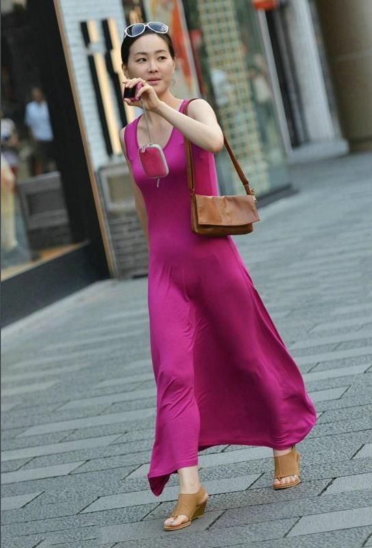 街拍:图1戚薇会玩，裙子拉那么高不怕走光?图2美女微露事业线!