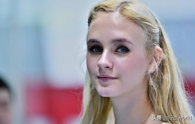 美女金发碧眼，长着外国人的模样，说着流利汉语，称自己为中国人