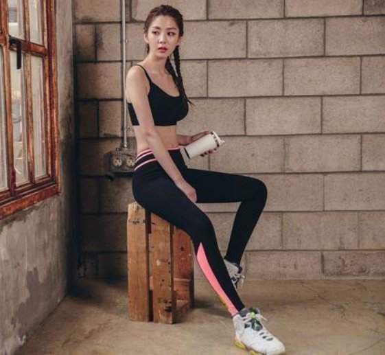 修身的牛仔裤，柔软高弹的面料，轻盈时尚的造型，非常的修身美体