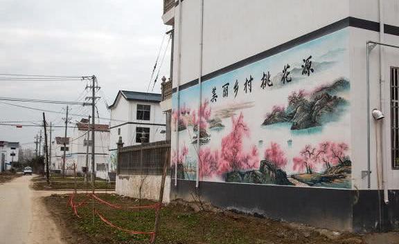 农村大爷20万建房60万卖给城里人，称不知该进城还是下乡