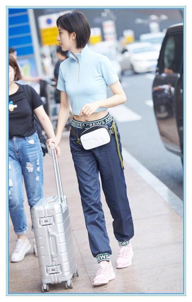 当冉莹颖和张俪同穿露脐装走机场，才知道清新与轻浮的差距有多大