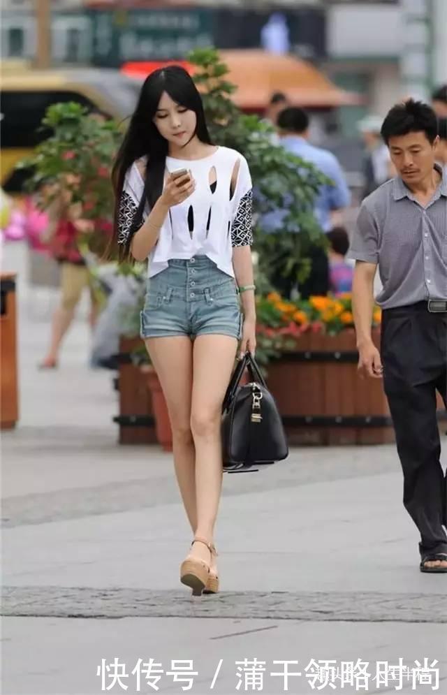 街拍的:性感不一定要露,高腰牛仔短裤也很漂亮!!