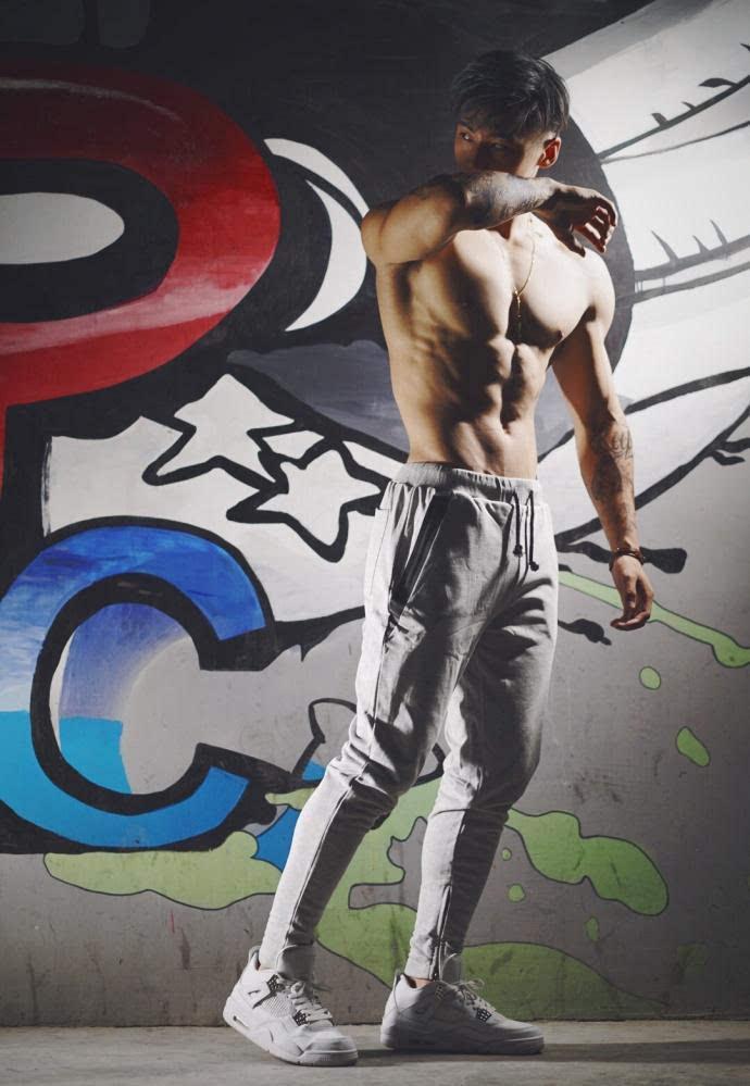 爱健身的大长腿，拥有一张明星脸，胸肌腹肌人鱼线全都有