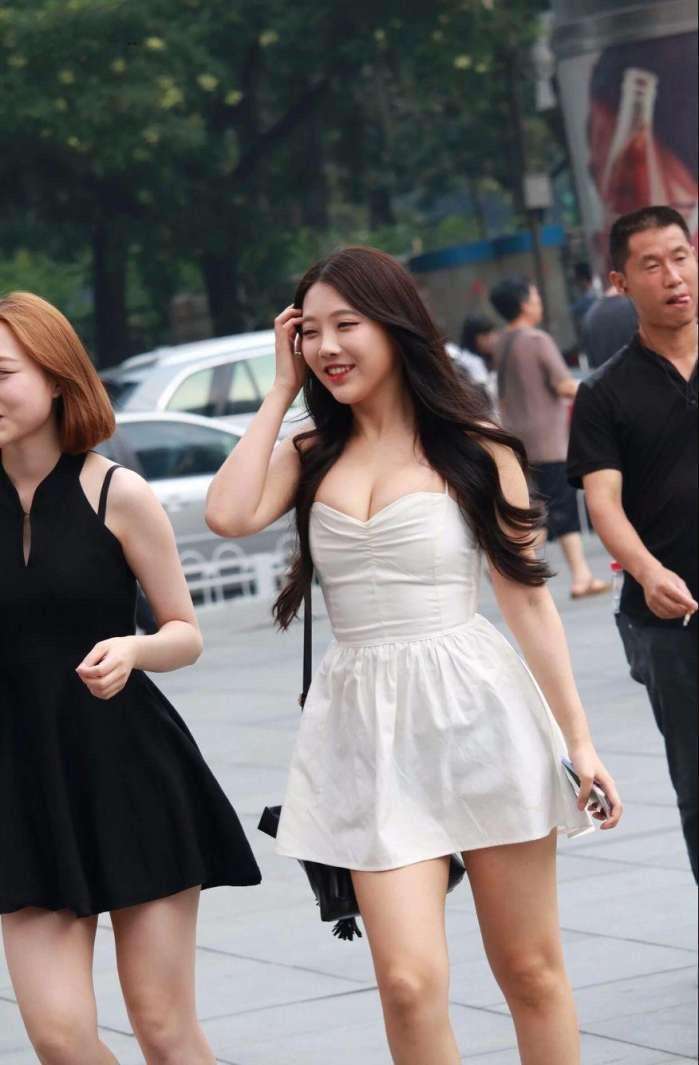 街拍：丰满身材的小姐姐, 衣服是不是有点挤啊?