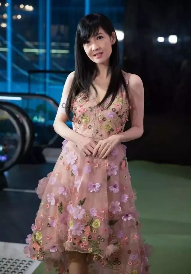 脂玫乐文章分享：48岁莫文蔚、51岁周慧敏的腿！20岁的我败了~