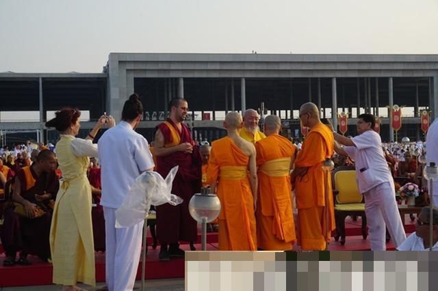 世界上最大道场，建于沼泽之上，供奉百万尊佛像