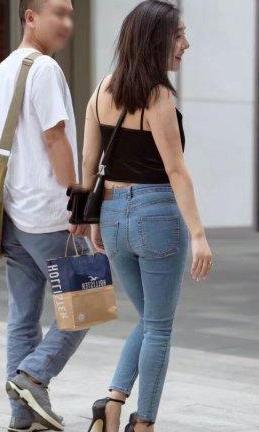 牛仔裤瞬间提升气场和增添亮点，穿上更加美观独特，会穿搭才是王