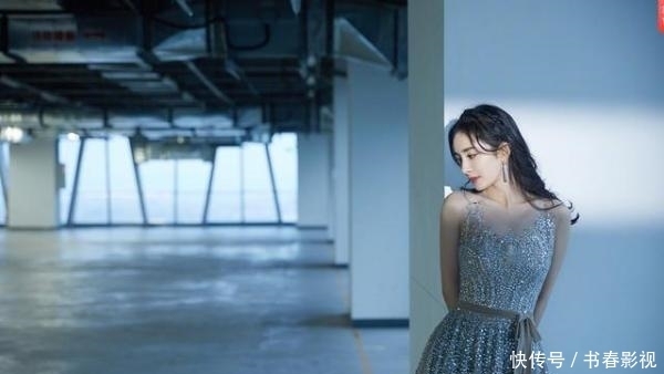 杨颖■当两人同穿亮片长裙时,一个美如仙一个嫩如花,京有杨幂港有杨颖