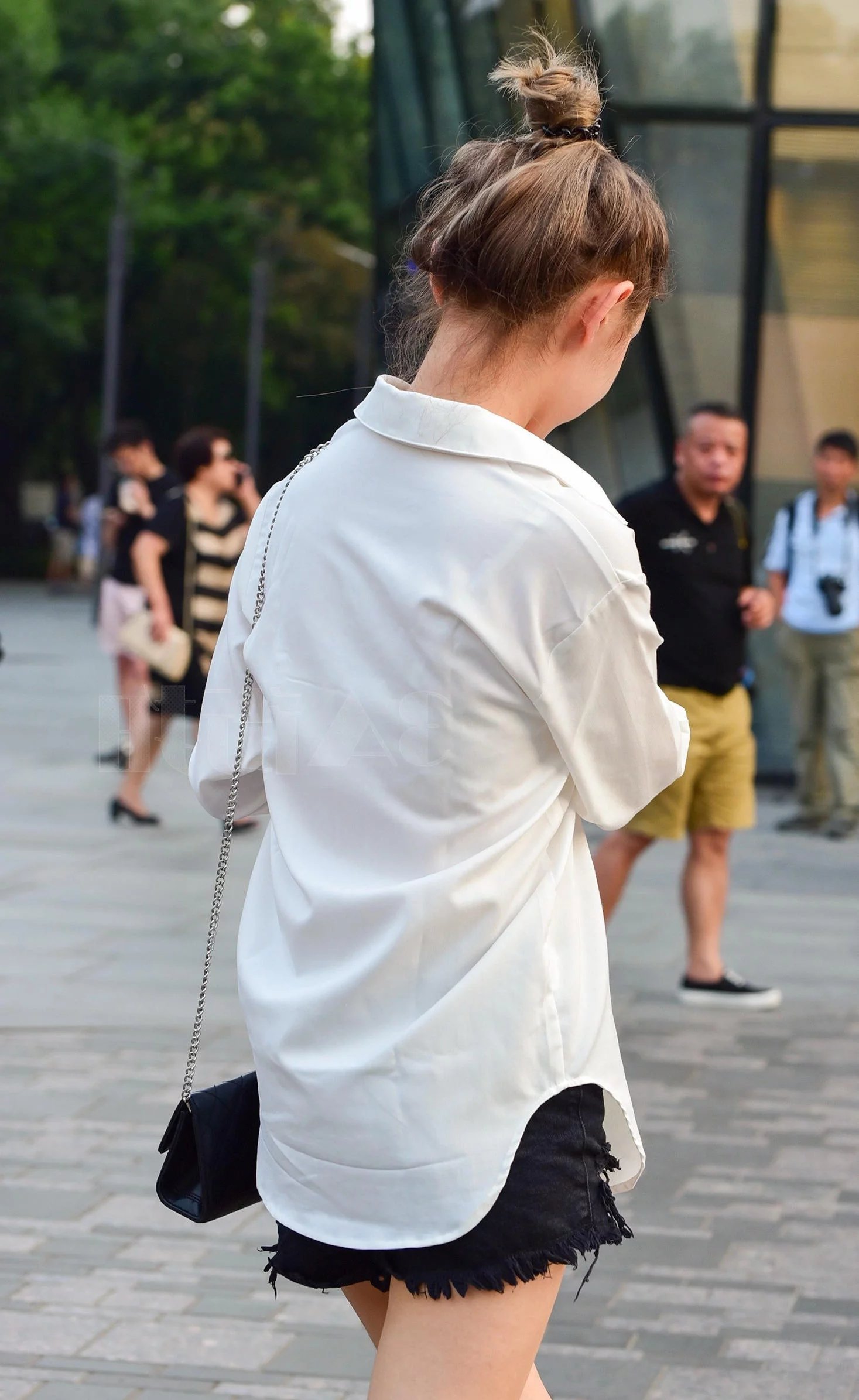 气质小姐姐丸子头俏皮甜美，这大长腿让正在抽烟的大妈都高看一眼