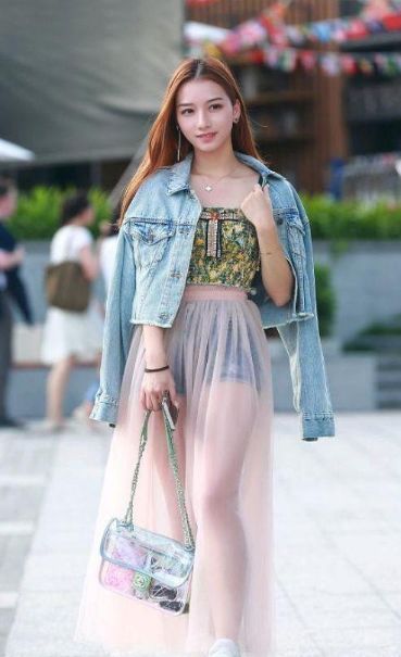 气质佳|街拍:气质优雅熟女,亭亭玉立的身材,肤白貌美气质佳
