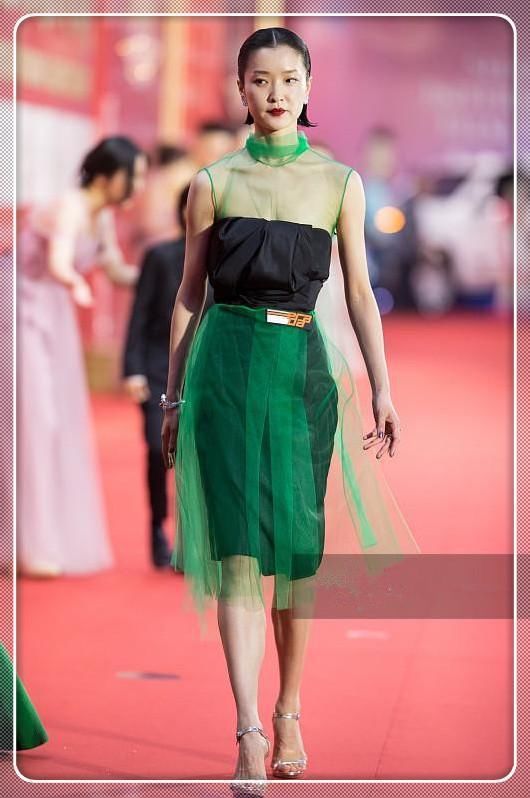 当马苏和杜鹃同穿绿色抹胸裙，网友:不比不知道，一比吓一跳!