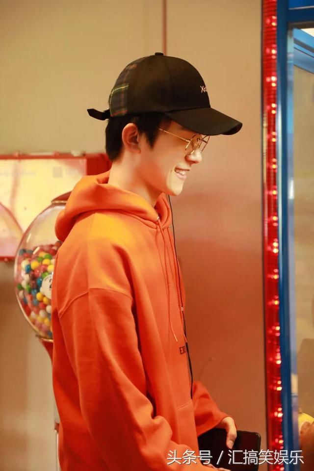 易烊千玺的穿衣观念好独特，总喜欢夏天和冬天反着来