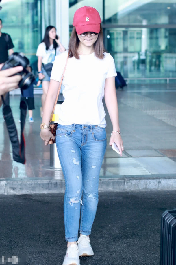 看了王鸥穿白T搭牛仔裤，再看林心如，这效果原谅我不厚道地笑了