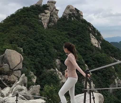 时尚穿搭紧身裤穿上后显得更加帅气有型，展现气质修身效果非常好