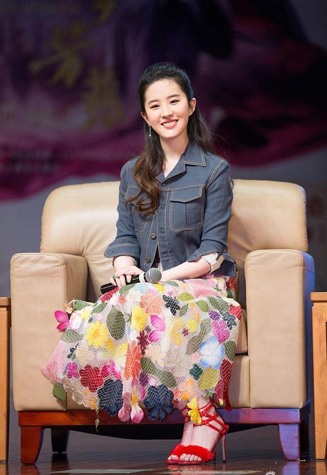 刘亦菲大冬天穿高跟凉鞋,这种时尚潮流你能接