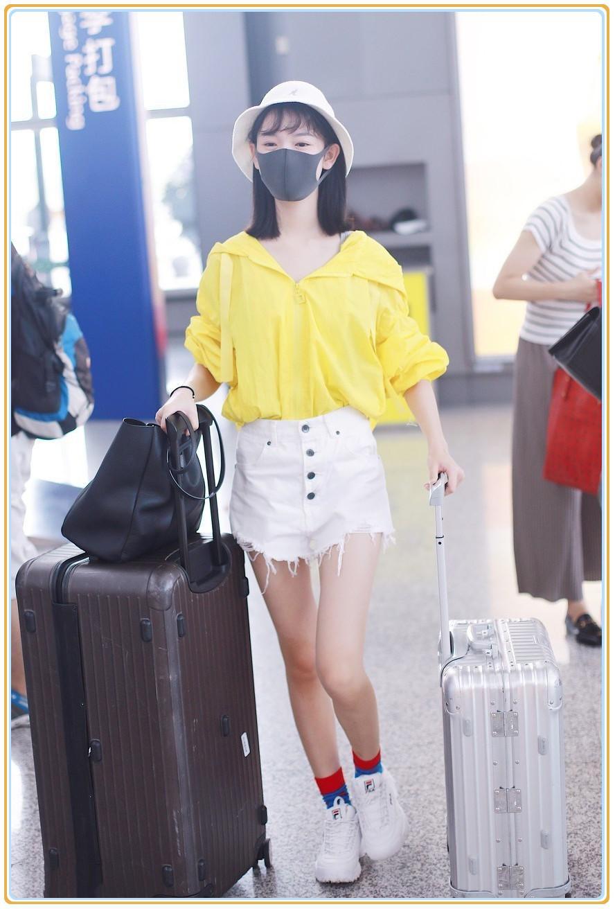 当江疏影和陈瑶同穿亮黄色上衣，才知道熟女和少女的差距有多大！