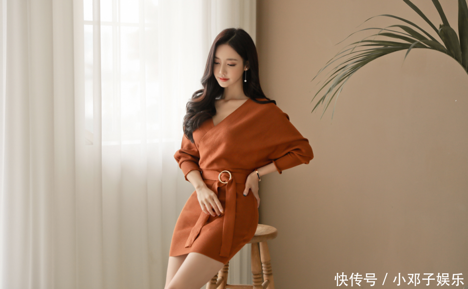  『橘色』橘色暖光扣带裙，钟意美女大现身，桃花朵朵开