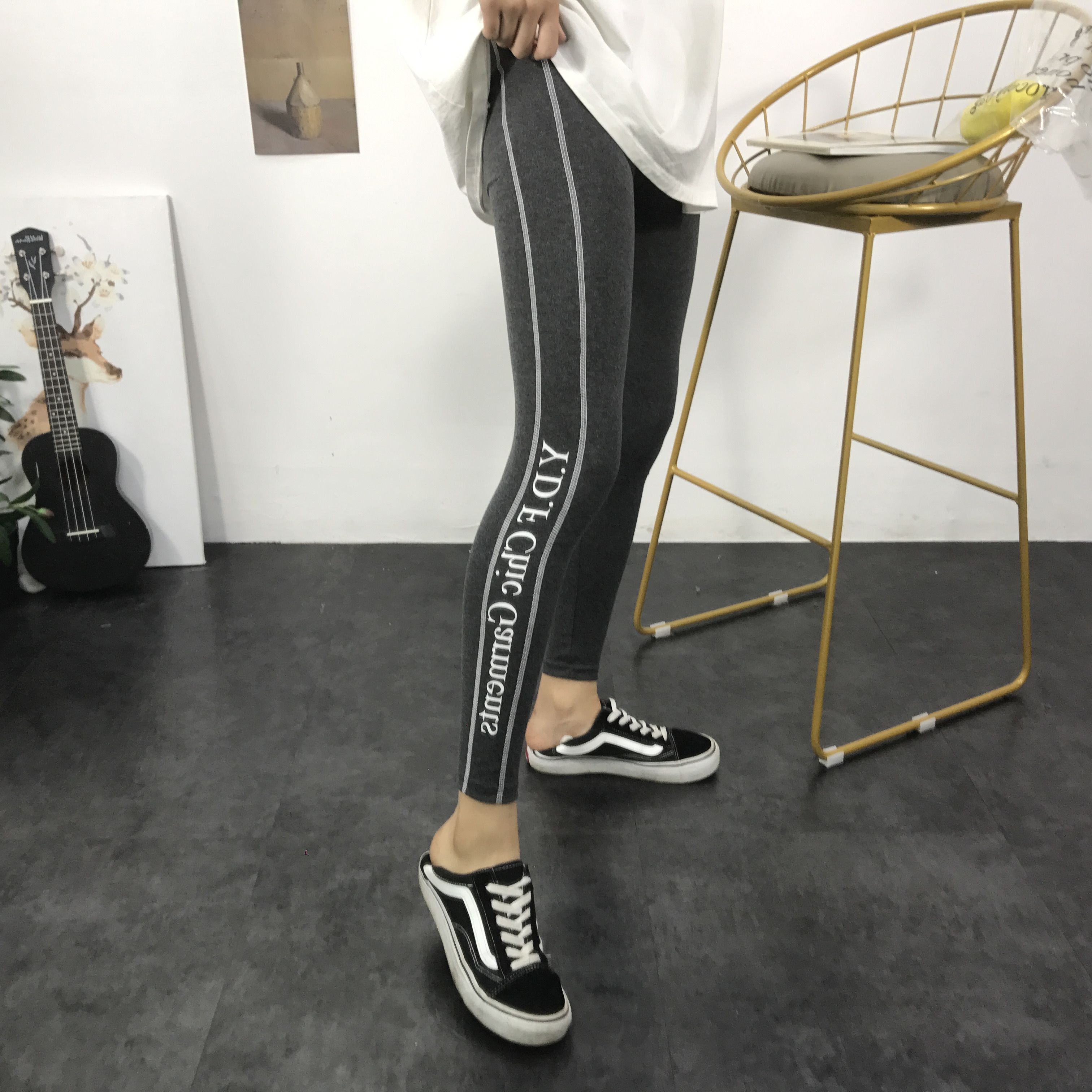 烂大街的阔腿裤别穿了，9月初竟流行这打底裤，百搭又时髦美翻天