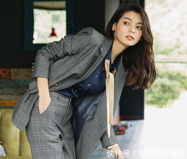 躲过了周冬雨的仙女裙,躲过了她的露肩装,却没躲过她的西装!