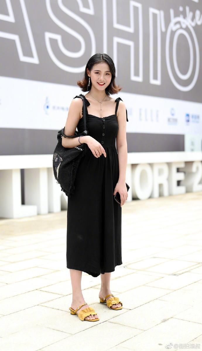 吊带衫与吊带裙的搭配，没想到微乳女人也会这么美!