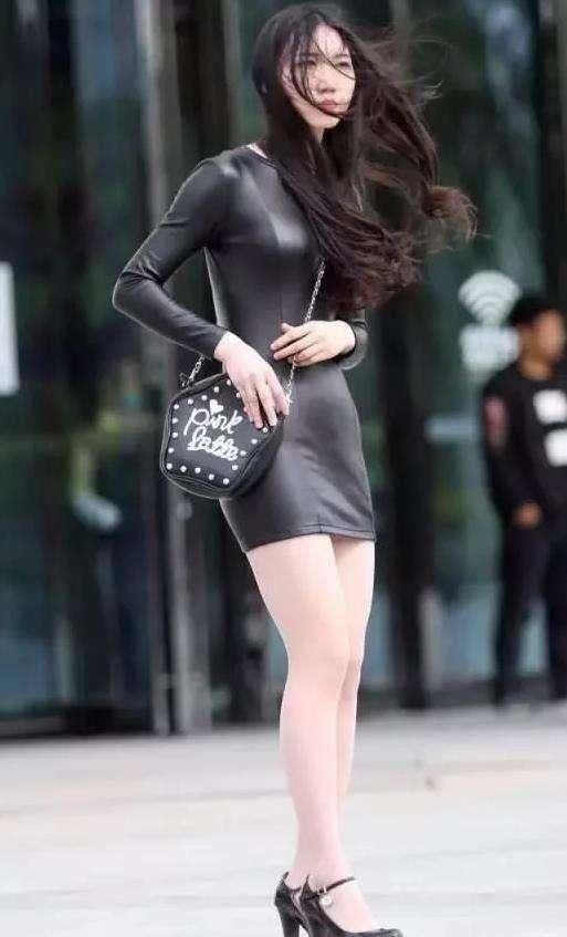 街拍: 包臀裙包裹出美女性感的臀部线条，让人看了不愿离开!