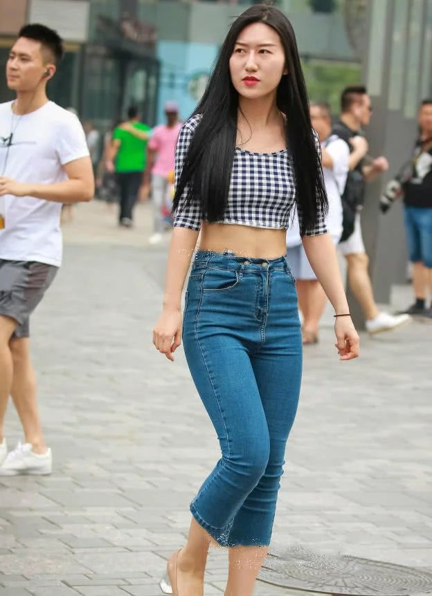 风韵小姐姐露脐装秀马甲线，紧身裤勾出迷人曲线，和男友逛街笑容