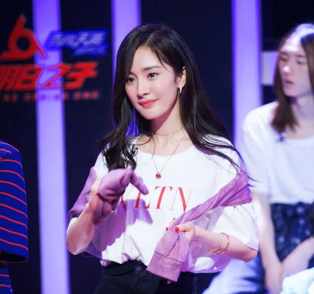 杨幂这是要上天啊，穿了件“热水袋”裙子，显瘦20斤不止!