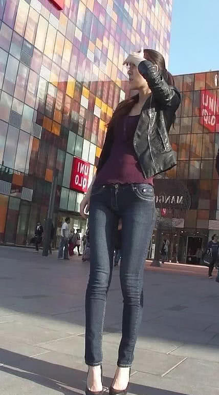 黑色牛仔翘臀小姐姐，紧身穿搭尽显完美S曲线，浑身散发着自信的